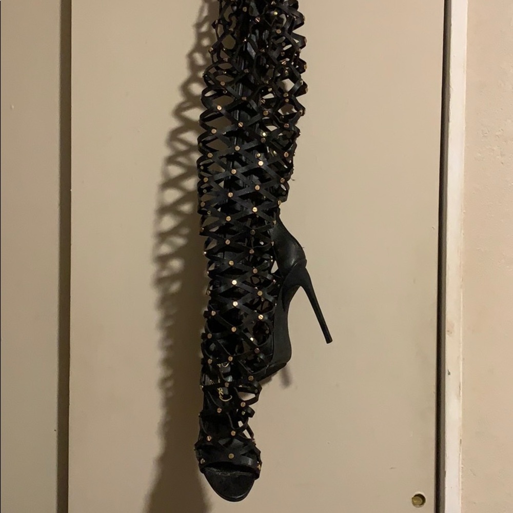 Knew high heels